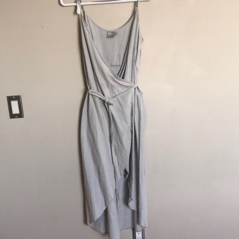 Adjustable spaghetti straps, hi-lo linen wrap dress